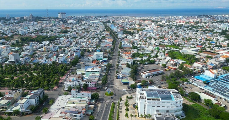 Đường Trần Hưng Đạo nhìn từ vòng xoay 19 tháng 4, phía bắc sông Cà Ty