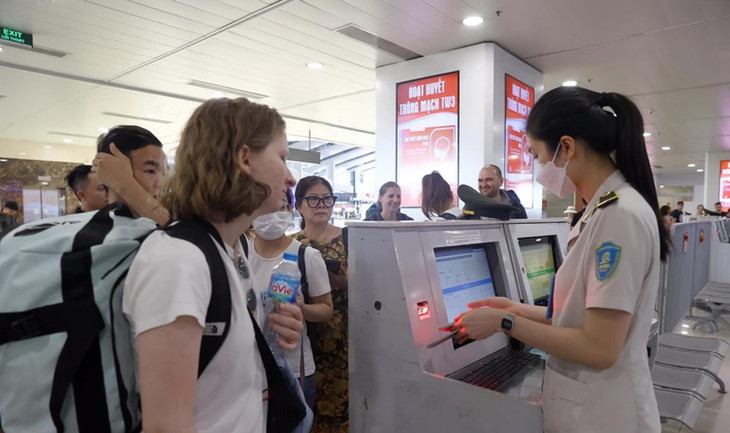 Nhân viên an ninh hàng không kiểm tra giấy tờ hành khách trước khi vào khu vực soi chiếu.