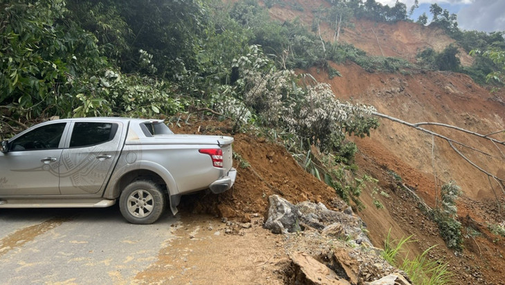Quốc lộ 4H sạt lở lớn, chia cắt giao thông Lai Châu và Điện Biên Quốc lộ 4H sạt lở lớn, chia cắt giao thông Lai Châu và Điện Biên