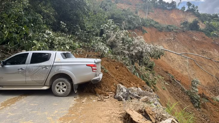 Quốc lộ 4H sạt lở lớn, chia cắt giao thông Lai Châu và Điện Biên