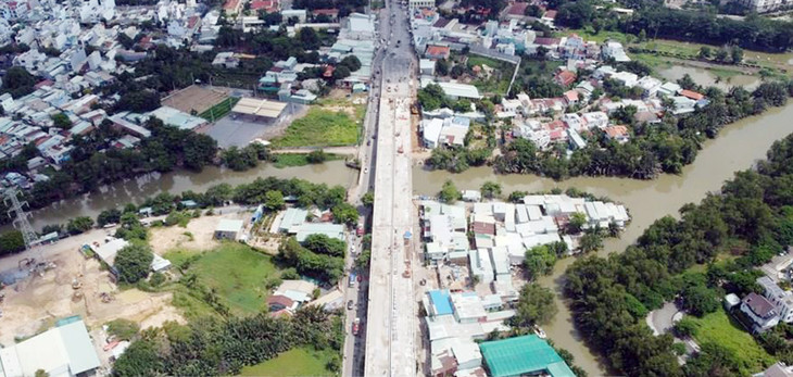 Trên công trường dự án xây dựng cầu Nam Lý