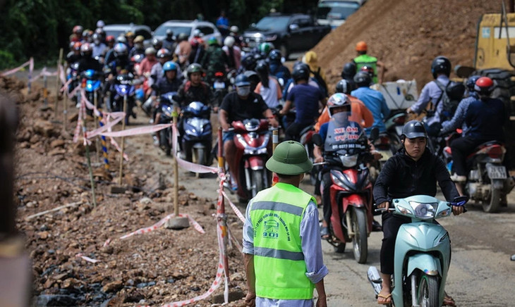 Người và phương tiện giao thông di chuyển chậm nối nhau đi qua điểm sạt lở tại dốc Cun, Km79+335, Quốc lộ 6, thuộc địa phận phường Thống Nhất, thành phố Hòa Bình Người và phương tiện giao thông di chuyển chậm nối nhau đi qua điểm sạt lở tại dốc Cun, Km79+335, Quốc lộ 6, thuộc địa phận phường Thống Nhất, thành phố Hòa Bình