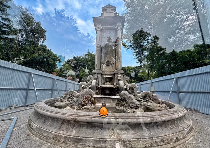 Đài phun nước Con cóc ở vườn hoa Diên Hồng, quận Hoàn Kiếm