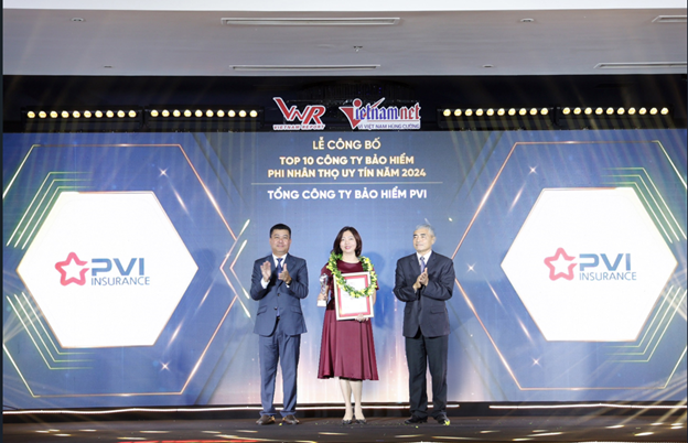 Bà Nguyễn Vũ Tâm – P. TGĐ Bảo hiểm PVI đại diện nhận giải thưởng Top 10 Doanh nghiệp bảo hiểm Phi nhân thọ uy tín Việt Nam 2024