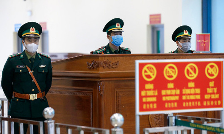 Lực lượng an ninh tại cửa khẩu Hữu Nghị đang chờ làm thủ tục xuất cảnh cho người dân Lực lượng an ninh tại cửa khẩu Hữu Nghị đang chờ làm thủ tục xuất cảnh cho người dân