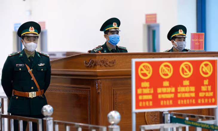 Lực lượng an ninh tại cửa khẩu Hữu Nghị đang chờ làm thủ tục xuất cảnh cho người dân