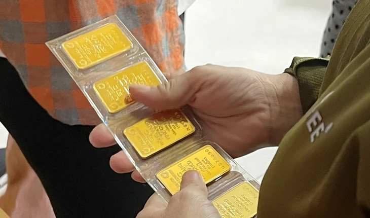 Người dân mua vàng miếng tại Công ty SJC Người dân mua vàng miếng tại Công ty SJC