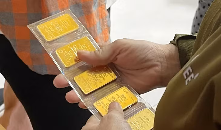 Người dân mua vàng miếng tại Công ty SJC