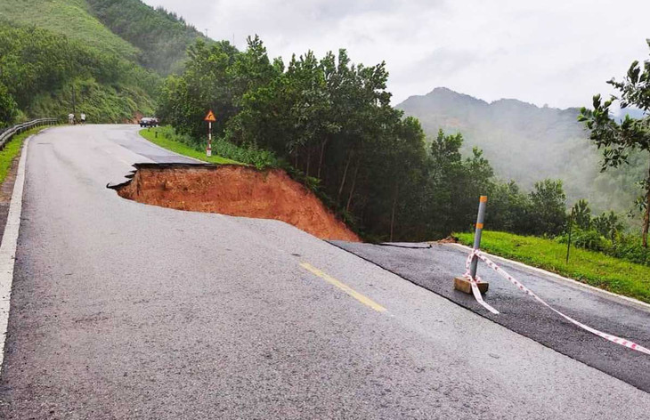 Sạt lở nghiêm trọng trên Quốc lộ 18B Quảng Ninh Sạt lở nghiêm trọng trên Quốc lộ 18B Quảng Ninh