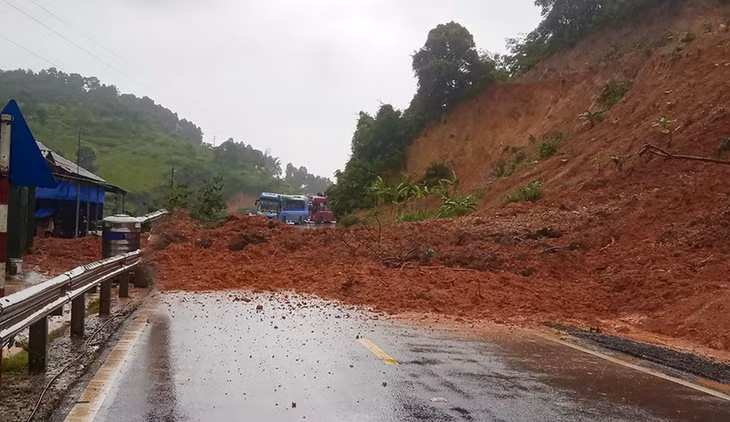 Đất đá từ ta luy dương sạt xuống lòng đường gây ách tắc giao thông cục bộ tại Km49+050 Quốc lộ 279.