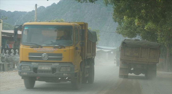 Xe chở đất đá trên quốc lộ 217 đã nhiều điểm xuống cấp