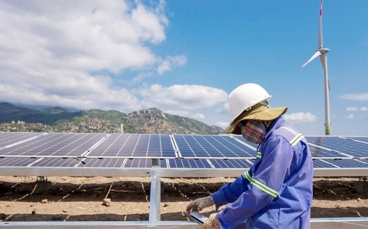 Công nhân thi công dự án điện mặt trời tại Ninh Thuận Công nhân thi công dự án điện mặt trời tại Ninh Thuận