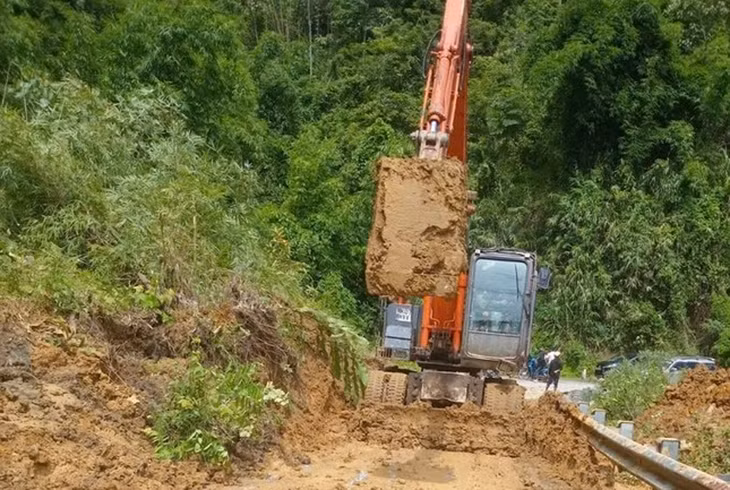Lực lượng chức năng đã nhanh chóng khắc phục sạt lở để thông đường