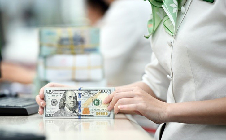 Giao dịch USD tại một ngân hàng ở TP.HCM Giao dịch USD tại một ngân hàng ở TP.HCM