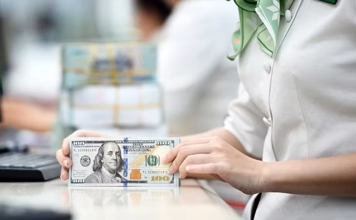 Giao dịch USD tại một ngân hàng ở TP.HCM