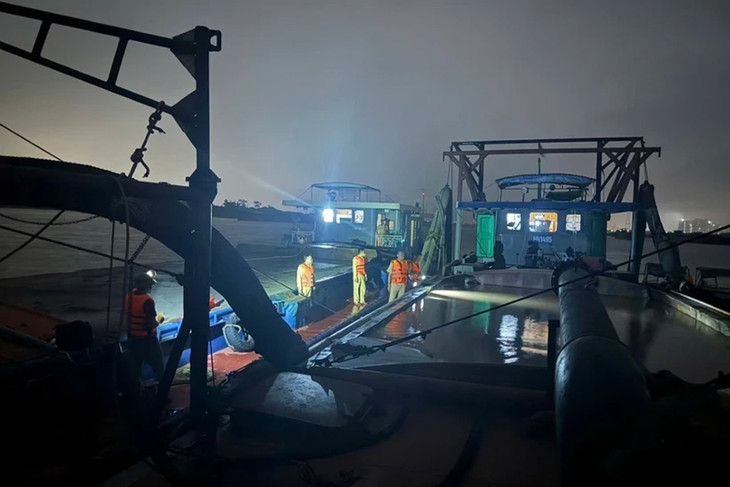 Lực lượng liên ngành kiểm tra 2 phương tiện đang khai thác cát từ lòng sông Hồng