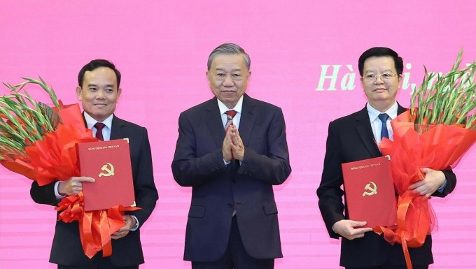 Tổng Bí thư, Chủ tịch nước Tô Lâm trao quyết định của Bộ Chính trị cho hai ông Trần Lưu Quang và Mai Văn Chính Tổng Bí thư, Chủ tịch nước Tô Lâm trao quyết định của Bộ Chính trị cho hai ông Trần Lưu Quang và Mai Văn Chính