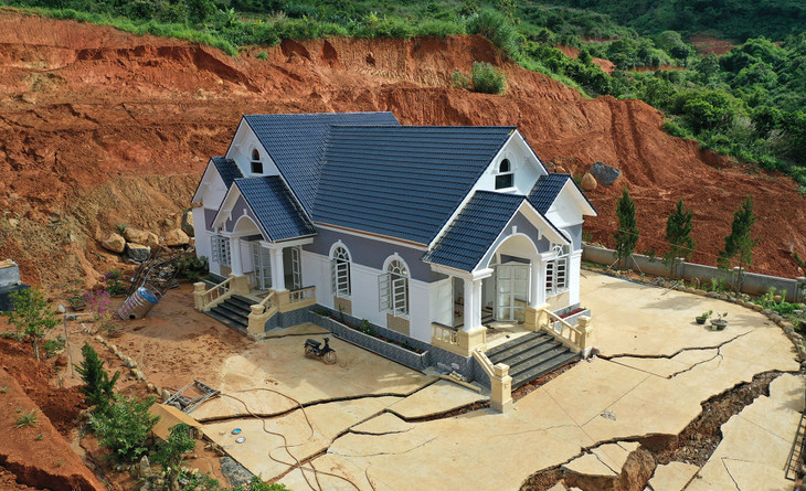 Ngôi nhà của người dân xây dựng gần Dự án hồ chứa nước Đông Thanh ở huyện Lâm Hà bị sụn lún, hồi tháng 8/2023