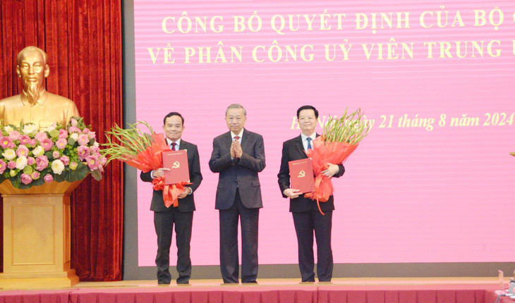 Tổng Bí thư, Chủ tịch nước Tô Lâm trao quyết định của Bộ Chính trị cho hai ông Trần Lưu Quang và Mai Văn Chính