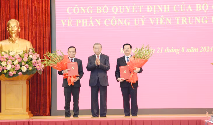 Tổng Bí thư, Chủ tịch nước Tô Lâm trao quyết định của Bộ Chính trị cho hai ông Trần Lưu Quang và Mai Văn Chính