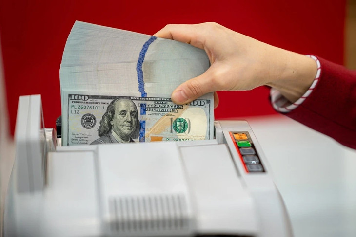 Giá USD tại kênh ngân hàng giảm mạnh thủng mốc 25.000 đồng
