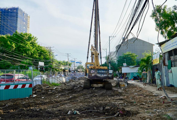 Máy xúc, khoan thi công ở đường Lương Định Của, chiều 11/5