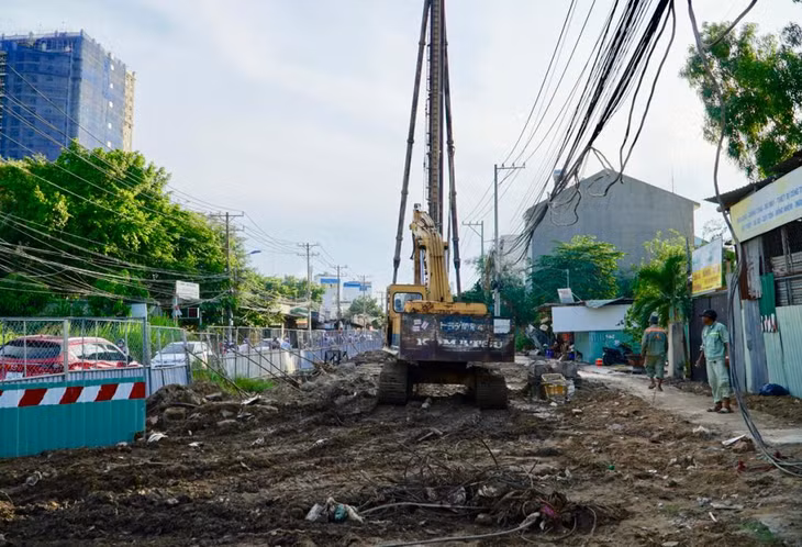 Máy xúc, khoan thi công ở đường Lương Định Của, chiều 11/5