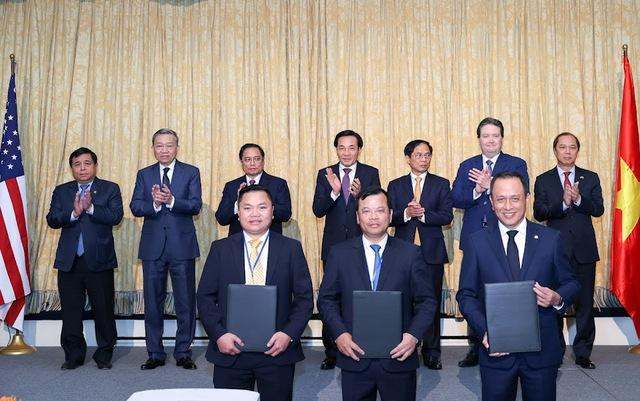 Đại diện UBND tỉnh Bắc Giang, Vietnam Airlines và đại diện của Emission Resources trao biên bản ghi nhớ về hợp tác xuất khẩu vải và nông sản - Ảnh: VGP