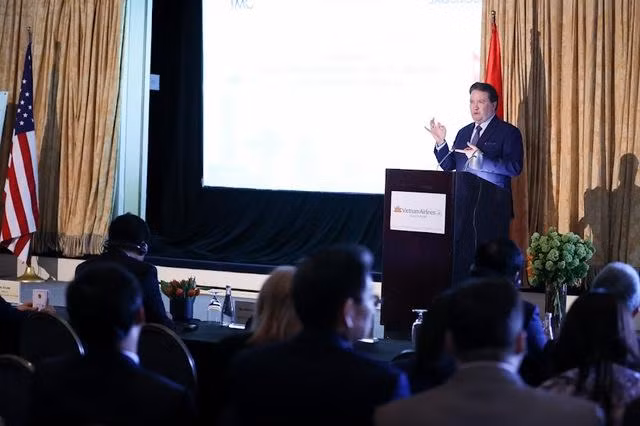 Đại sứ Hoa Kỳ tại Việt Nam Marc E. Knapper đánh giá cao ý nghĩa của sự kiện này và nhấn mạnh hàng không, du lịch, giáo dục, giao lưu nhân dân đóng vai trò rất quan trọng trong quan hệ hai nước - Ảnh: VGP