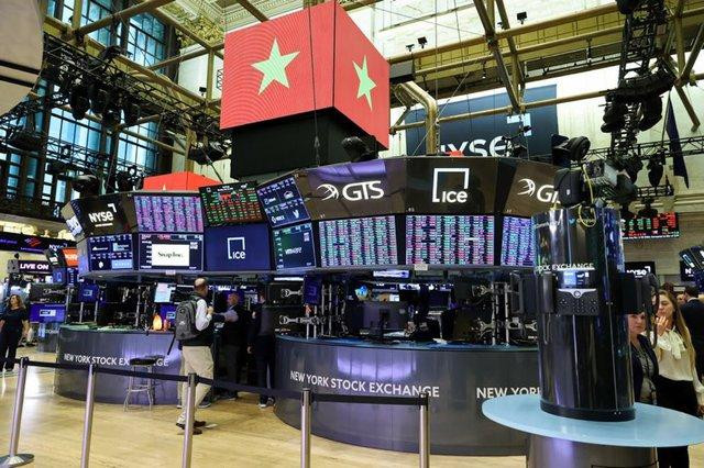 Sàn giao dịch chứng khoán New York chào đón Thủ tướng Phạm Minh Chính và đoàn đại biểu Việt Nam - Ảnh: VGP