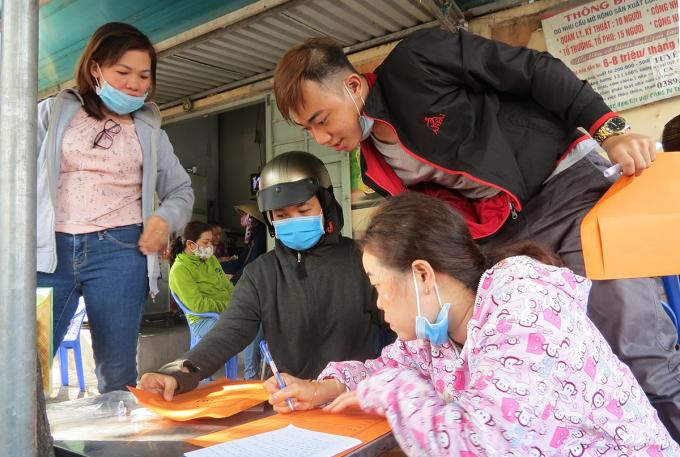 Người lao động viết đơn khiếu nại gửi cơ quan chức năng khi công ty nợ bảo hiểm xã hội