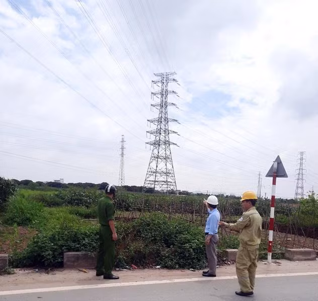 Công nhân Quản lý vận hành đội Truyền tải điện Hà Nội 2 phối hợp với công an, chính quyền địa phương đi tuần tra, tuyên truyền hành lang an toàn lưới điện