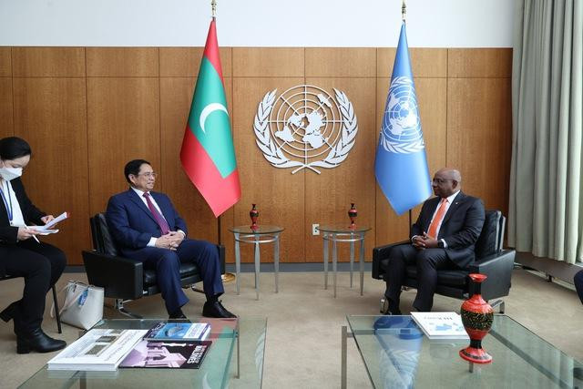 Tại cuộc gặp với Chủ tịch Đại Hội đồng LHQ Abdulla Shahid, Thủ tướng khẳng định Việt Nam rất coi trọng và ủng hộ vai trò trung tâm của LHQ trong quản trị toàn cầu, điều phối và dẫn dắt các nỗ lực đa phương, khởi xướng và đề xuất các giải pháp toàn cầu để ứng phó với các thách thức chung của cộng đồng quốc tế - Ảnh: VGP