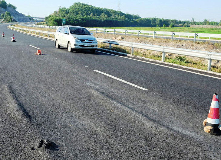 Mặt đường bê tông nhựa bị hằn lún vệt bánh xe cao tốc Đà Nẵng-Quảng Ngãi.