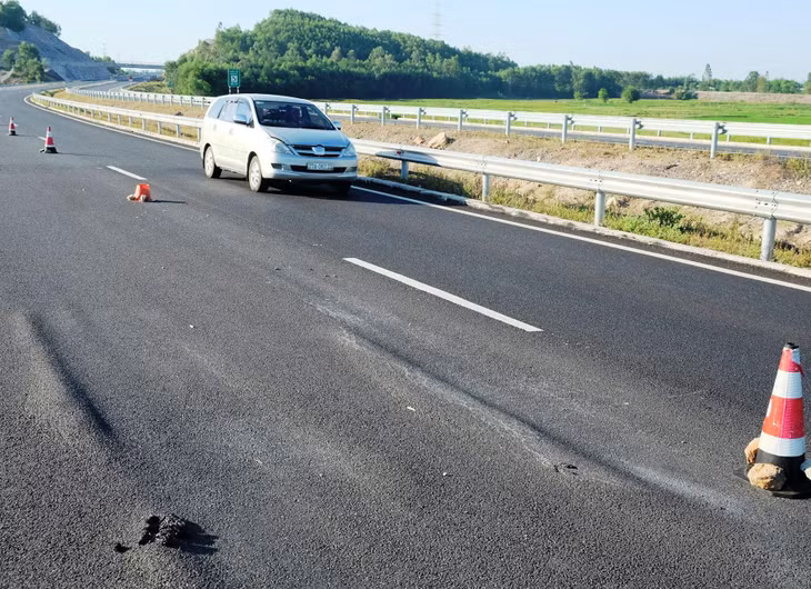 Mặt đường bê tông nhựa bị hằn lún vệt bánh xe cao tốc Đà Nẵng-Quảng Ngãi.