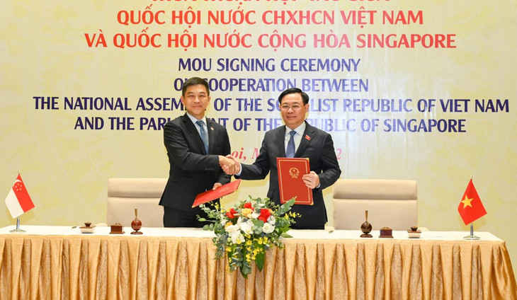 Chủ tịch Quốc hội hai nước ký và trao đổi thỏa thuận hợp tác giữa Quốc hội Việt Nam và Quốc hội Singapore.