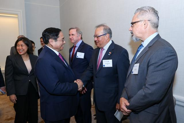 Thủ tướng gặp gỡ các doanh nghiệp lớn của Hoa Kỳ sau cuộc tiếp Trưởng Đại diện thương mại Hoa Kỳ (USTR) Katherine Tai - Ảnh: VGP