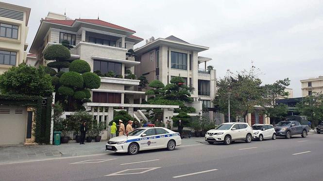 Lực lượng công an đang khám xét nhà riêng ông Phạm Hồng Hà. Ảnh: Nld Lực lượng công an đang khám xét nhà riêng ông Phạm Hồng Hà. Ảnh: Nld