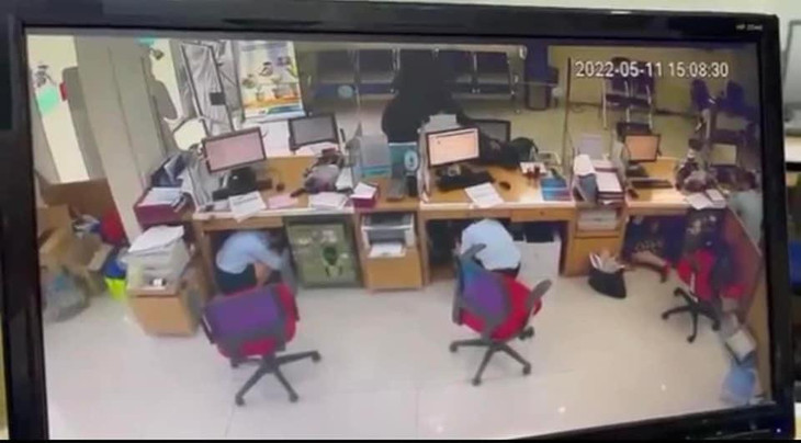 Hình ảnh nghi phạm dùng một vật giống súng để uy hiếp nhân viên ngân hàng (Hình ảnh cắt từ camera an ninh).