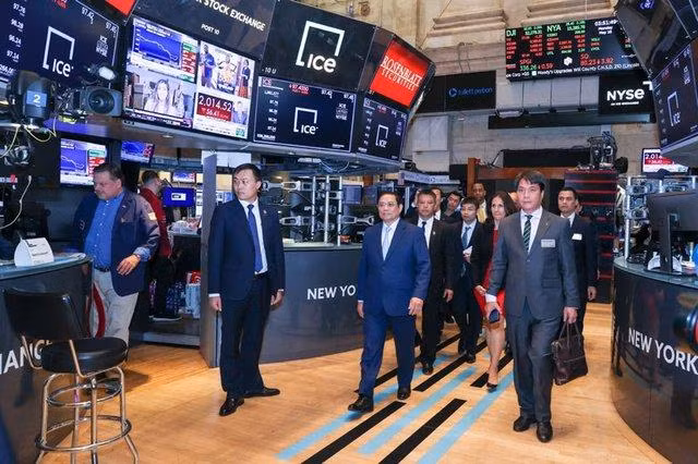 Thủ tướng Chính phủ Phạm Minh Chính tới tham quan Sàn giao dịch chứng khoán New York (NYSE) - Ảnh: VGP