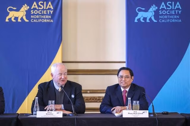 Thủ tướng Phạm Minh Chính và ông Garay Rieschel, Chủ tịch Asia Society - Ảnh: VGP