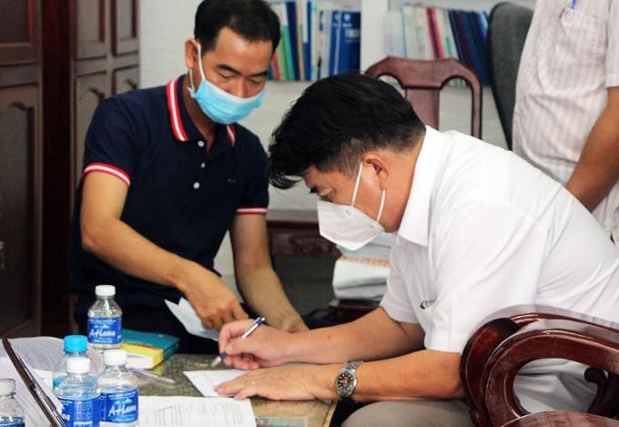 Ông Lành làm việc với cảnh sát sáng nay. Ảnh: Nguyễn Thái