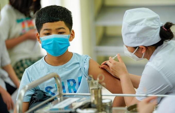 Học sinh lớp 6 tại Hà Nội được tiêm vaccine Covid-19