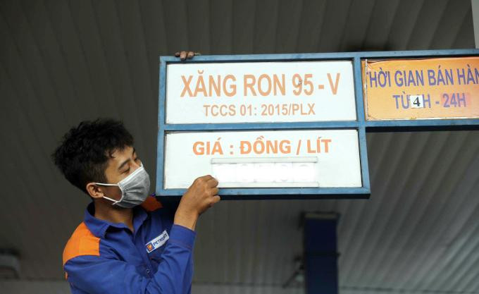 Sau kỳ điều chỉnh chiều ngày 11/5, giá xăng lập kỷ lục, lên gần 30.000 đồng một lít