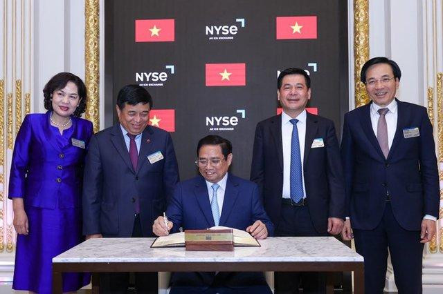 Thủ tướng ghi sổ lưu bút danh dự tại NYSE - Ảnh: VGP