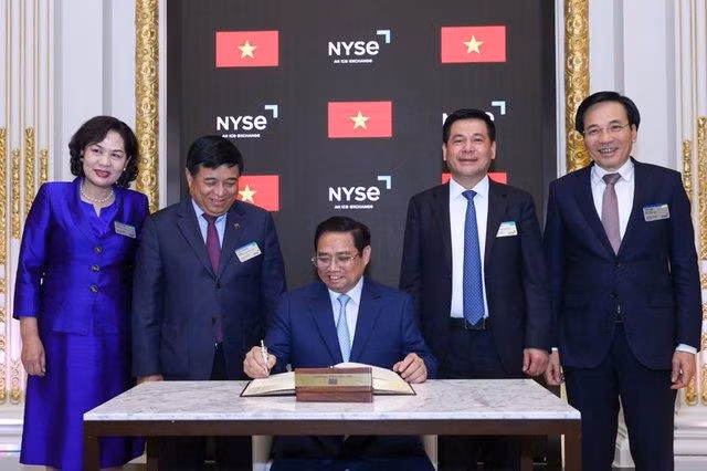Thủ tướng ghi sổ lưu bút danh dự tại NYSE - Ảnh: VGP