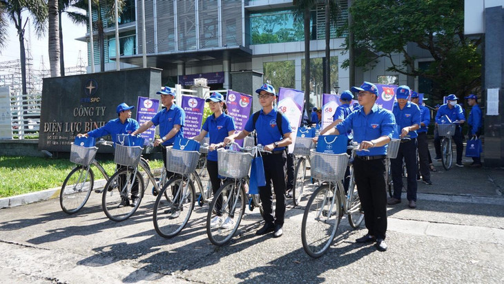 Ra quân tuyên truyền, hướng dẫn khách hàng sử dụng điện an toàn, tiết kiệm.