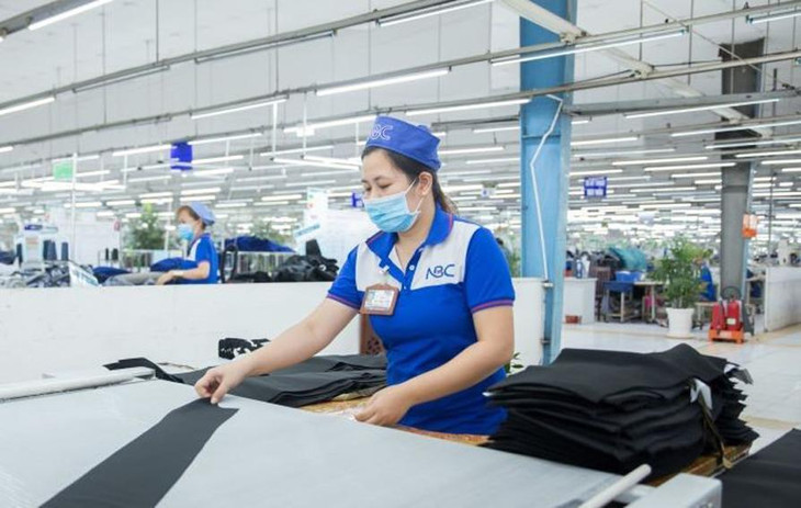 Công nhân may Nhà Bè ở Quận 7 trong giờ sản xuất.