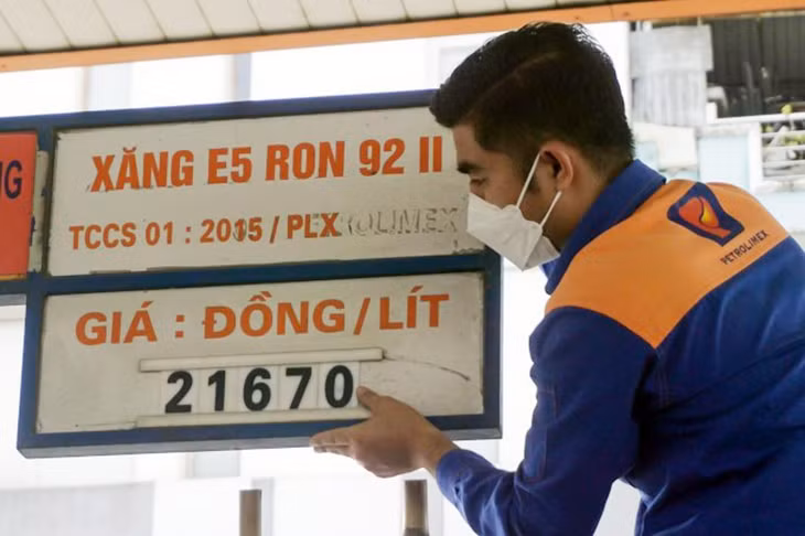 Nhân viên cây xăng Petrolimex điều chỉnh giá xăng E5 Ron 92