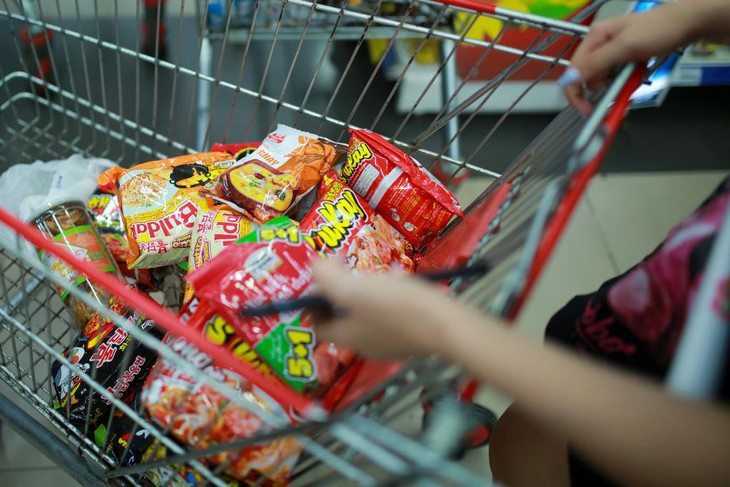 Người dân mua mì ăn liền để dự trữ trong mùa dịch năm ngoái